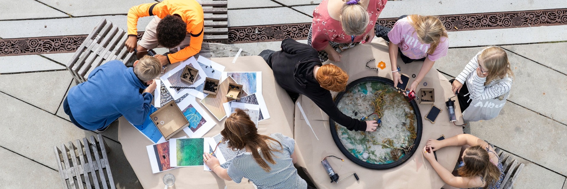 Børn arbejder med teknologi