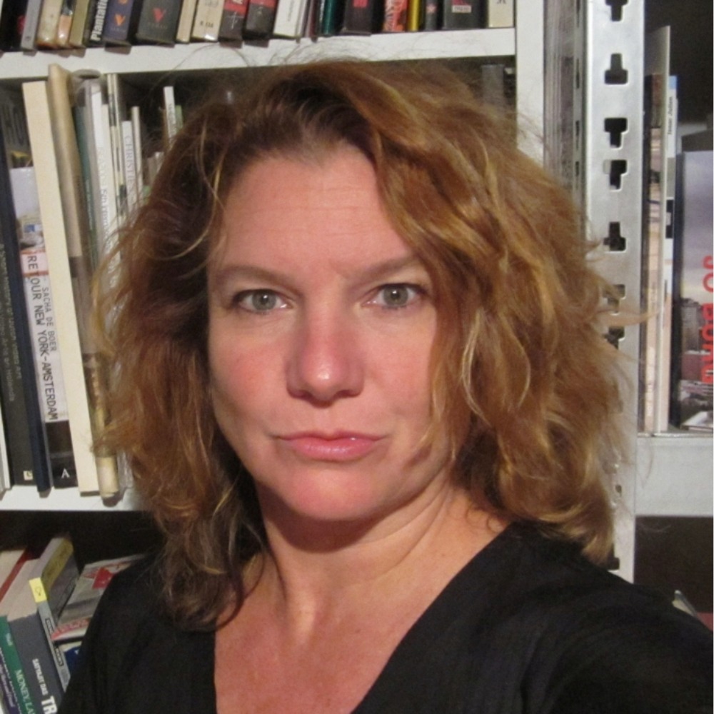 Foto: Renée Ridgway foran en bogreol.