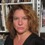 Foto: Renée Ridgway foran en bogreol.