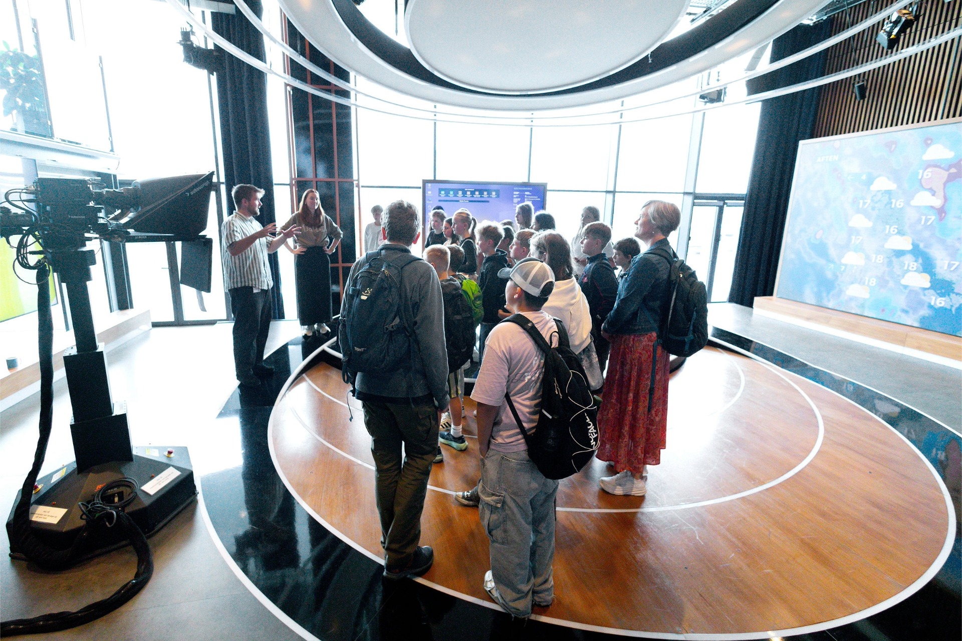 Klasse bliver vist rundt i DR Vejrets robotstudie på Dokk1.